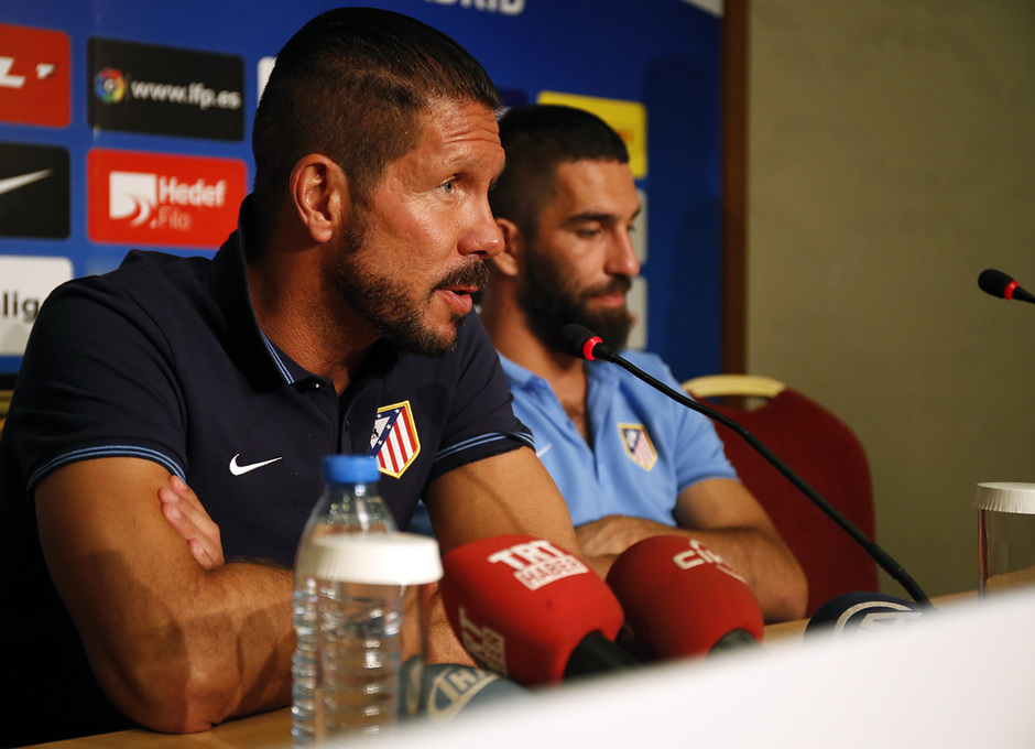 Temporada 2014-15. Rueda de prensa en Izmir, Turquía. Simeone y Arda Turan. 