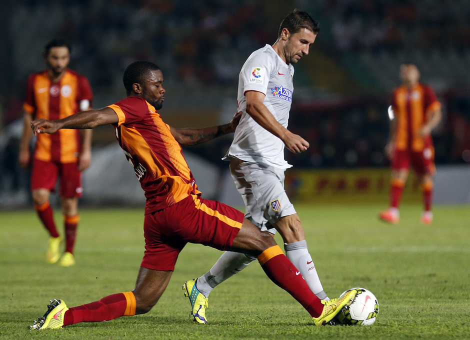 Pretemporada 2014-15. Galatasaray-Atlético de Madrid. Gabi pugna por un balón con Chedjou