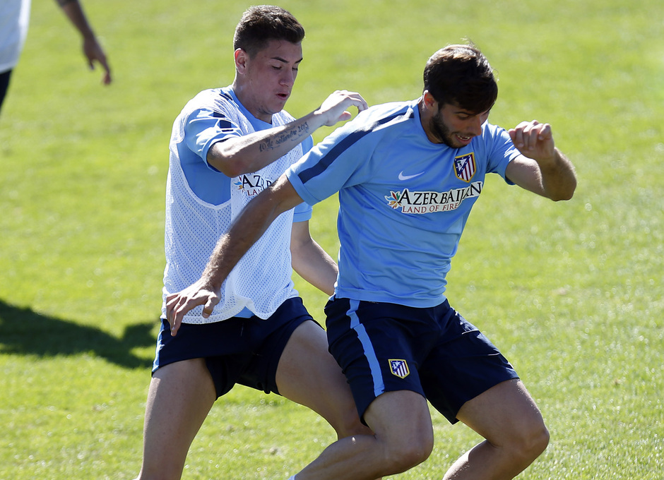 temporada 14/15 . Entrenamiento en la Ciudad deportiva de Majadahonda. Insúa luchando un balón con Giménez