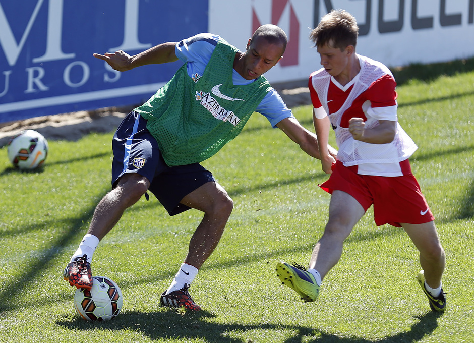 temporada 14/15 . Entrenamiento en la Ciudad deportiva de Majadahonda. Miranda luchando un balón con Samuel Villa