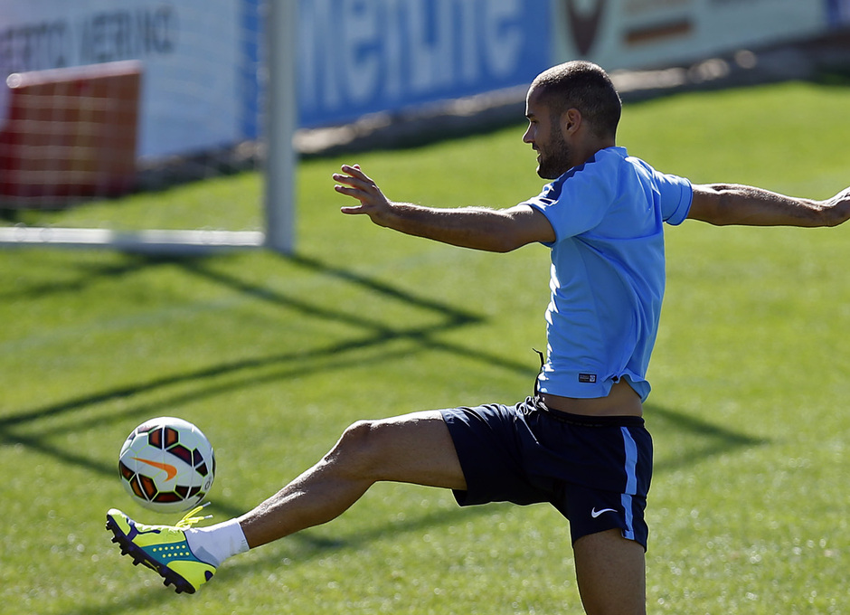 temporada 14/15 . Entrenamiento en la Ciudad deportiva de Majadahonda. Mario Suárez controlando un balón