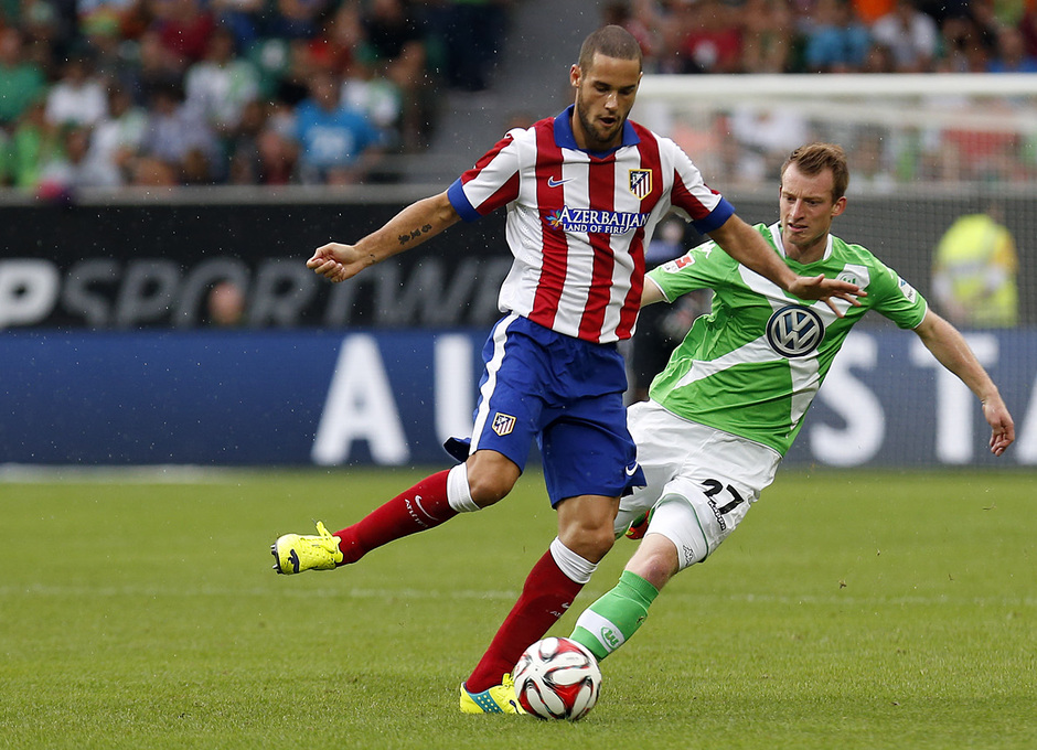 Pretemporada 2014-15. Wolfsburgo - Atlético de Madrid. Mario Suárez intentando pasar el balón.