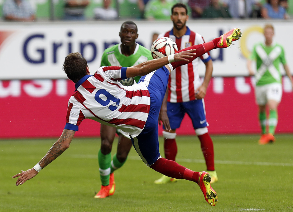 Pretemporada 2014-15. Wolfsburgo - Atlético de Madrid. Mandzukic realizando un remate de tijereta.
