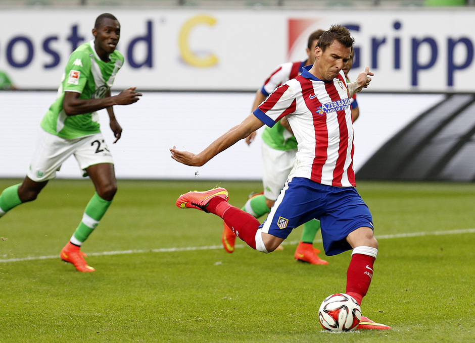 Pretemporada 2014-15. Wolfsburgo - Atlético de Madrid. Mario Mandzukic a punto de anotar de penalti.