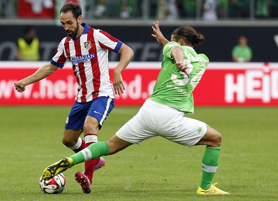 Pretemporada 2014-15. Wolfsburgo - Atlético de Madrid. Juanfran intentando sobrepasar a un rival.