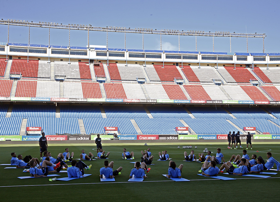 temporada 14/15 . Entrenamiento en el estadio Vicente Calderón. Jugadores estirando
