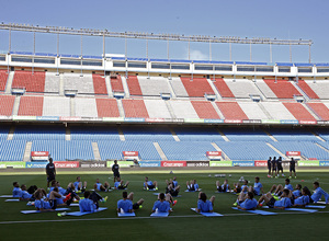 temporada 14/15 . Entrenamiento en el estadio Vicente Calderón. Jugadores estirando
