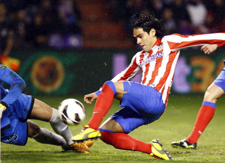 Temporada 2012-13. Falcao buscó el gol durante todo el partido en el José Zorrilla de Valladolid. 