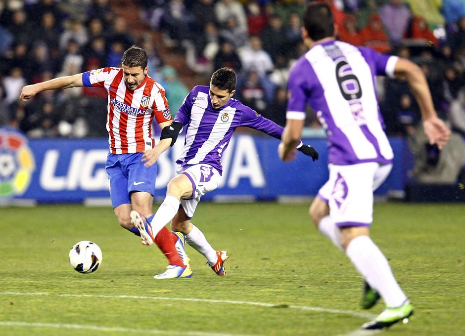 Temporada 2012-13. Gabi pugna por un balón en el José Zorrilla de Valladolid