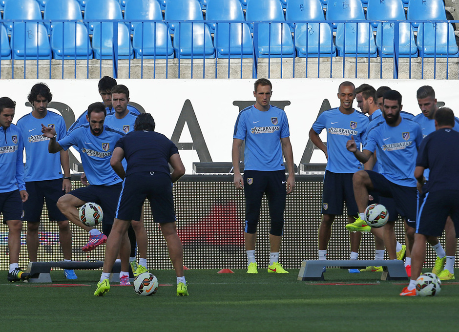 temporada 14/15 . Entrenamiento en el estadio Vicente Calderón. Jugadores realizando ejercicios con balón