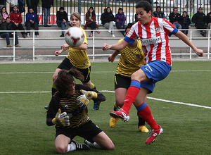 Temporada 2012-2013. Ocasión de Marta Carro en boca de gol