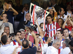 Temporada 14-15. Jornada 2 de Liga. Atlético de Madrid-Eibar. Los capitanes reciben la Copa de la Liga.