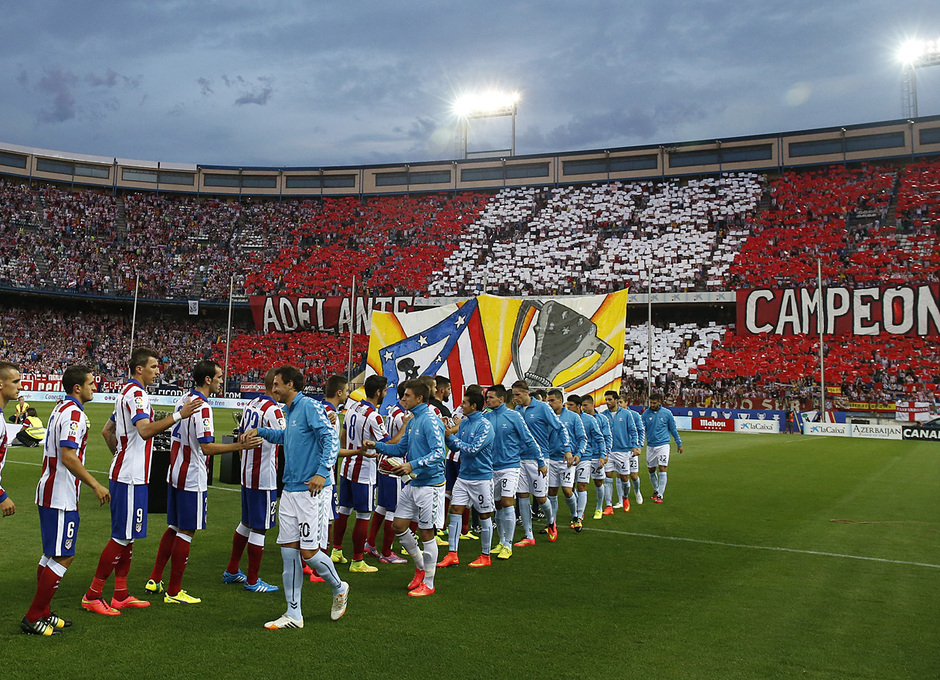 Temporada 14-15. Jornada 2 de Liga. Atlético de Madrid-Eibar. Los equipos saludándose sobre el campo. Fotografías: Ángel Gutiérrez