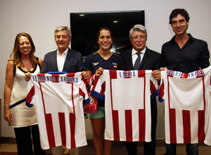 Temporada 14-15. Jornada 2 de Liga. Atlético de Madrid-Eibar. Fernando Carpena y Miki Oca reciben sendas camisetas atléticas.