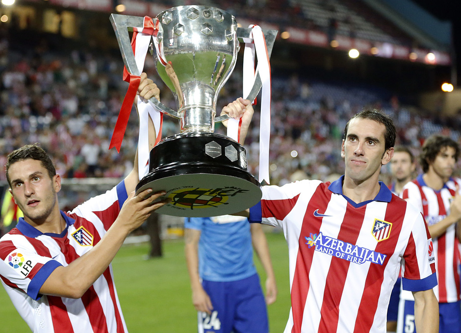 Temporada 14-15. Jornada 2 de Liga. Atlético de Madrid-Eibar. Koke y Godín mostrando el trofeo de liga. Fotografías: Ángel Gutiérrez
