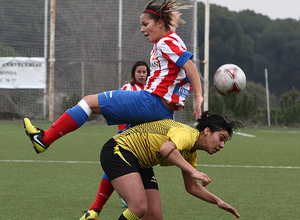 Temporada 2012-2013. Claudia en una acción del partido ante el Lagunak
