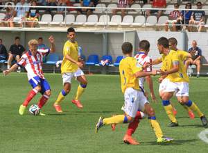 Samu dispara desde la frontal ante una nube de jugadores del Las Palmas Atlético