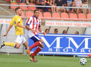 Pier centra el esférico ante la oposición de un jugador de Las Palmas Atlético