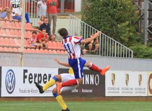 Aquino cabecea el balón en una de las ocasiones rojiblancas ante Las Palmas Atlético