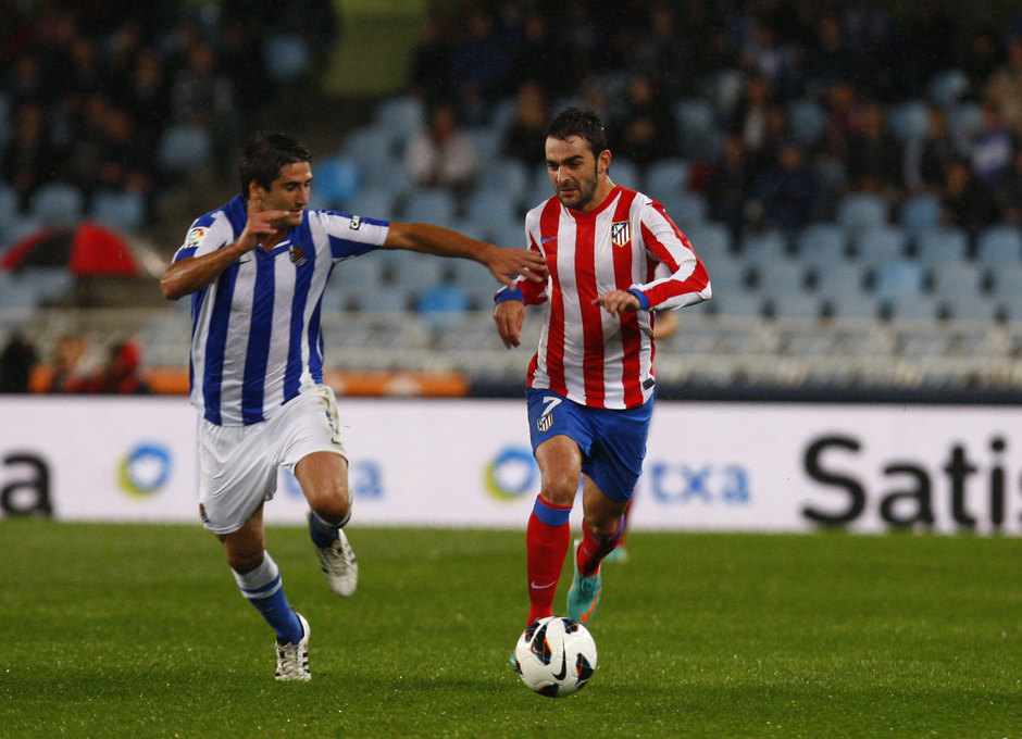 Temporada 2012-2013. Adrián corre junto a un defensa de la Real Sociedad en Anoeta. 21-10-2012.