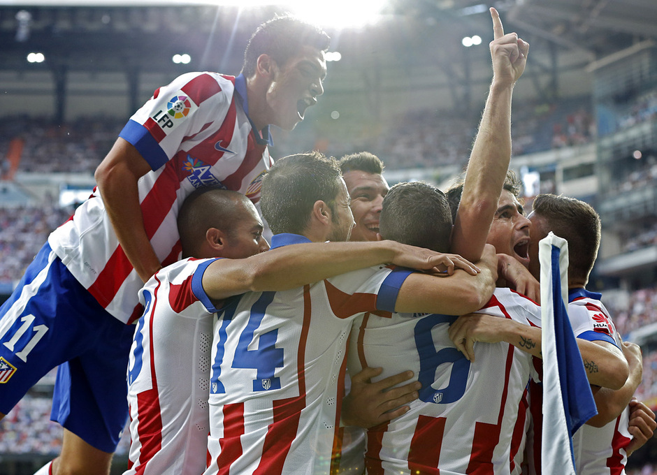 Temporada 14-15. Jornada 3. Real Madrid-Atlético de Madrid. Todos se abrazan a Tiago tras su gol de cabeza.