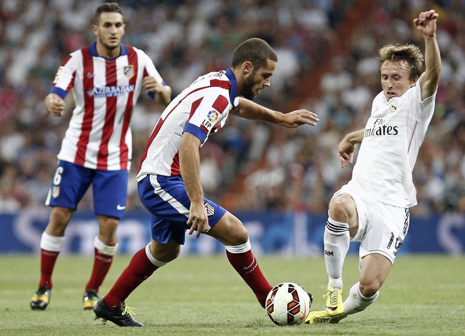 Temporada 14-15. Jornada 3. Real Madrid-Atlético de Madrid. Mario Suárez regateando a Modric.
