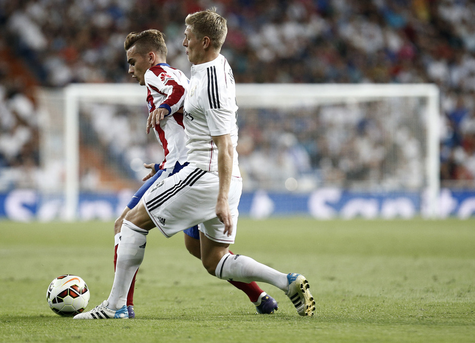 Temporada 14-15. Jornada 3. Real Madrid-Atlético de Madrid. Griezmann pugna con Kroos por un balón.