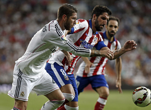 Temporada 14-15. Jornada 3. Real Madrid-Atlético de Madrid. Raúl García pelea con Ramos un balón.