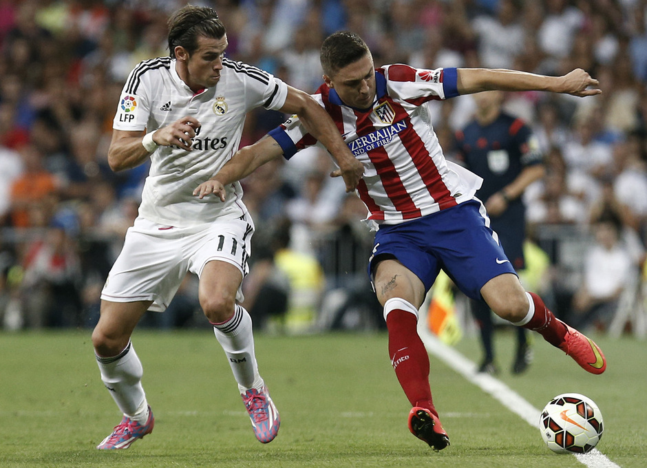 Temporada 14-15. Jornada 3. Real Madrid-Atlético de Madrid. Siqueira supera a Bale por la banda.