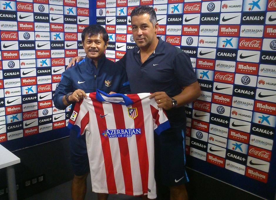 Oscar Mena, entrenador del Atlético B, posa con el seleccionador de Indonesia Sub-19, Indra Sjafari