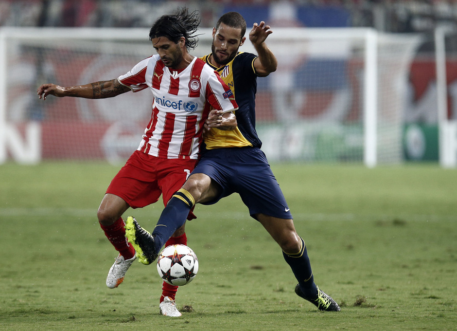 Temporada 14-15. Uefa Champions League. Fase de grupos. Olympiacos-Atlético de Madrid. Mario Suárez pugna con un rival por el balón.