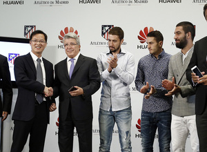 temporada 14/15 . Acuerdo con Huawei. Cerezo posando junto al presidente de Huawei y jugadores de la primera plantilla
