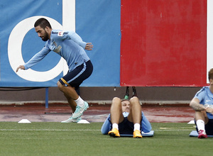 temporada 14/15 . Entrenamiento en el estadio Vicente Calderón. Arda realizando ejercicios físicos