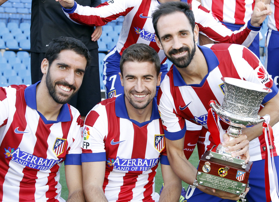 Raúl García, Gabi y Juanfran posan con la Supercopa de España