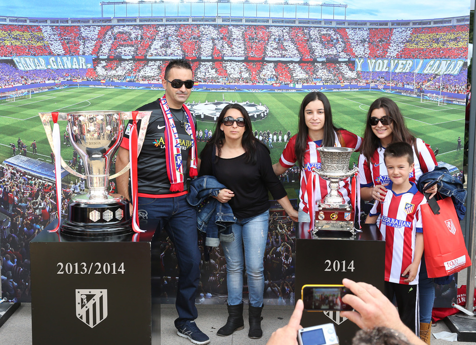 Varios aficionados se fotografían con el trofeo de la Liga