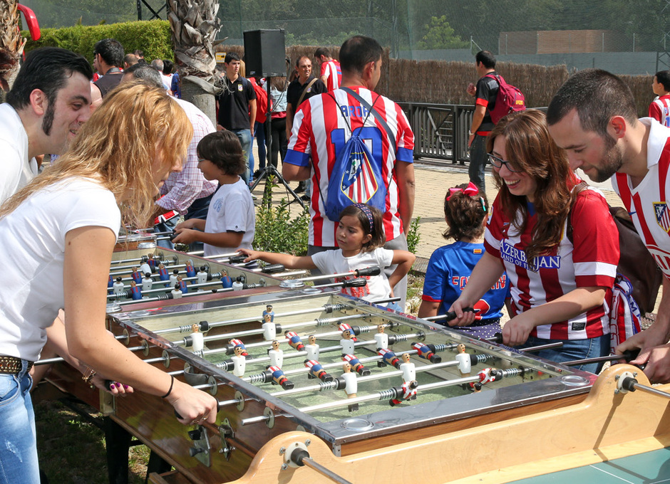 Varios aficionados juegan al futbolín en el Día de las Peñas
