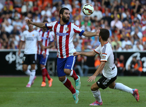 Temporada 14-15. Jornada 7. Valencia-Atlético de Madrid. Arda Turán salta de cabeza a por un balón.
