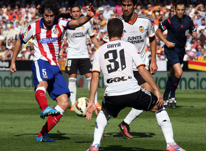 Temporada 14-15. Jornada 7. Valencia-Atlético de Madrid. Tiago remata desde la frontal.