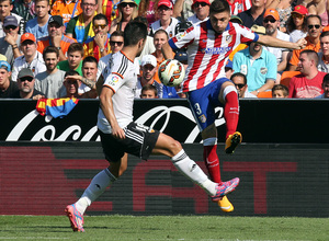 Temporada 14-15. Jornada 7. Valencia-Atlético de Madrid. Siqueira busca un centro lateral.