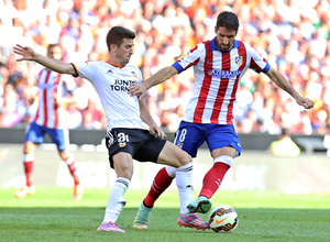 Temporada 14-15. Jornada 7. Valencia-Atlético de Madrid. Raúl García roba un balón a un contrario