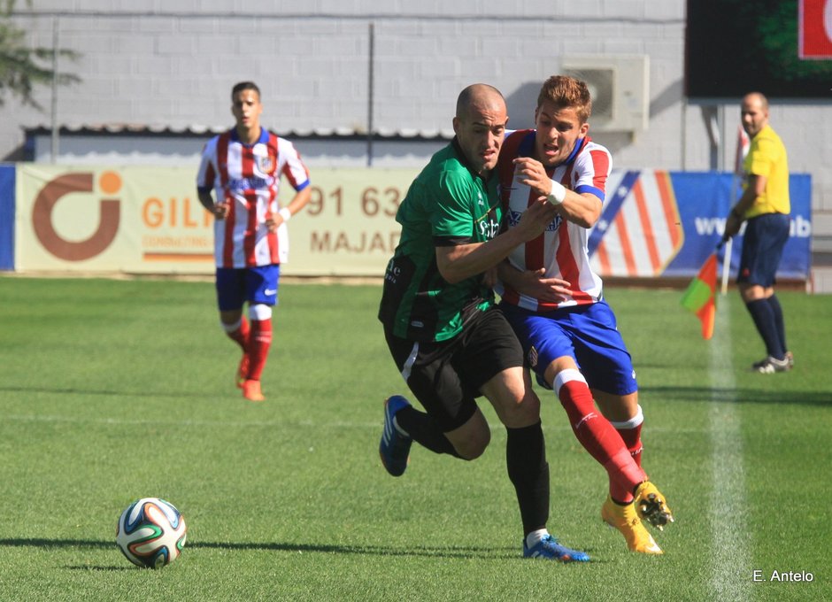 Iván Alejo lucha por la posesión del balón con Mikel Méndez, jugador del Sestao