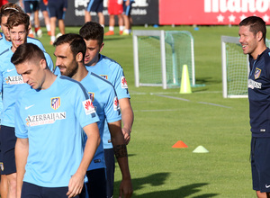 Temporada 14/15. Entrenamiento 06/10. Simeone observa atento a sus jugadores. Foto: Ángel Gutiérrez.