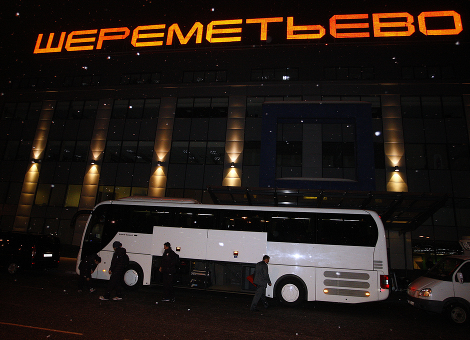 UEFA Europa League 2012-13. Los jugadores suben al autobús en el aeropuerto de Moscú
