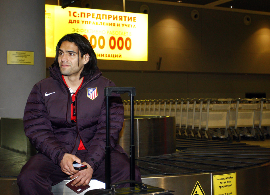 UEFA Europa League 2012-13. Falcao espera sentado sobre una cinta transportadora de maletas en Moscú