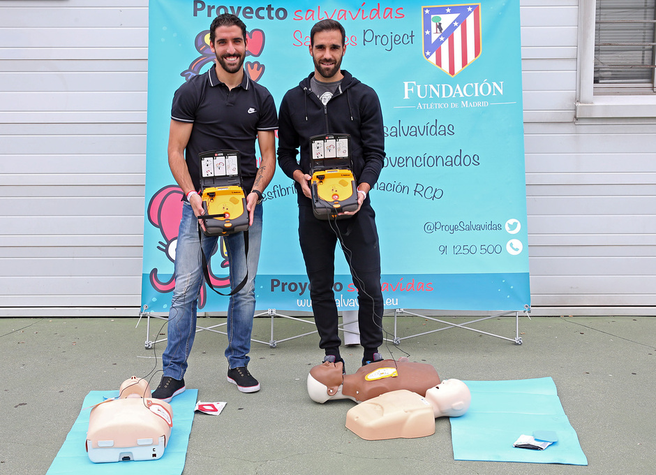 Proyecto Salvavidas. Raúl García y Jesús Gámez posan con el desfibrilador. Foto: Ángel Gutiérrez