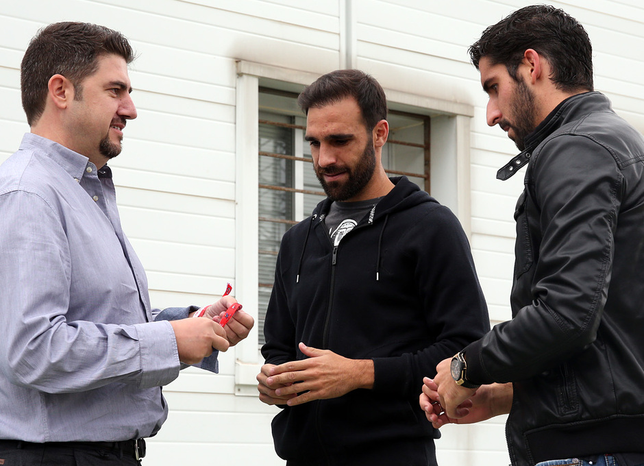 Proyecto Salvavidas. Raúl García y Jesús Gámez reciben la pulsera solidaria del proyecto. Foto: Ángel Gutiérrez