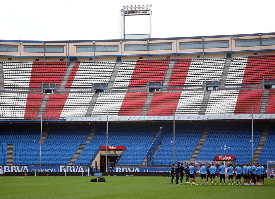 Temporada 14-15. Entrenamiento matutino en el Estadio Vicente Calderón. Charla técnica al comienzo del entrenamiento.