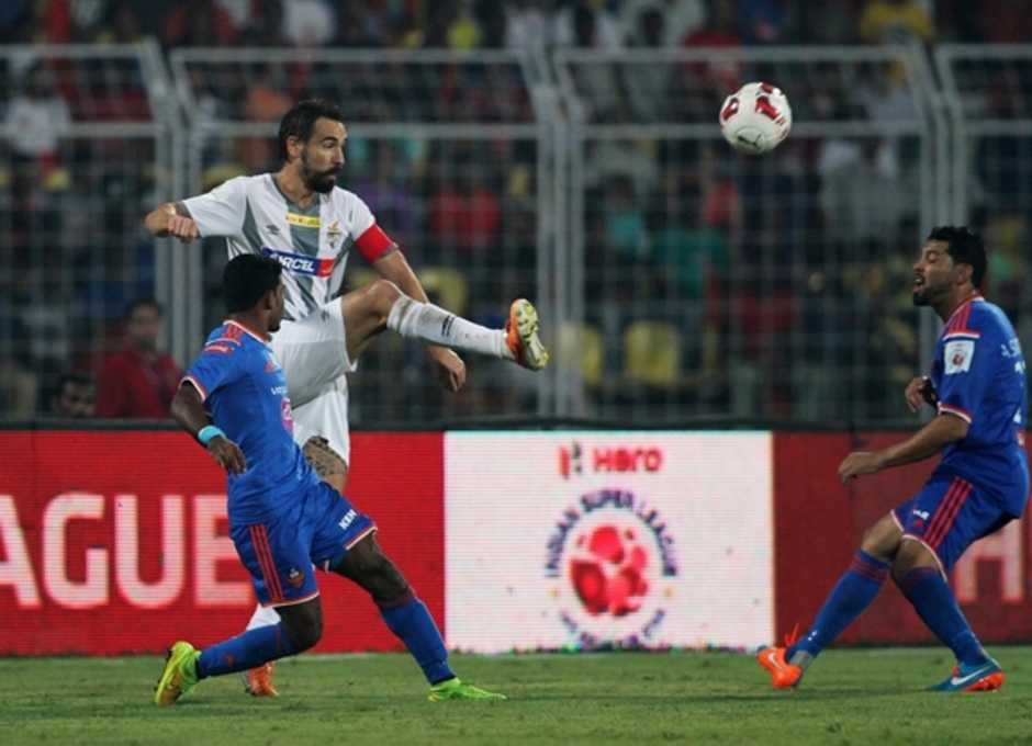 Borja Fernández despeja el balón ante la presencia de dos jugadores del FC Goa