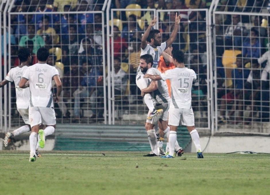 Jofre levanta en brazos a Cavin Lobo, autor de los dos goles del Atlético de Kolkata ante el FC Goa 