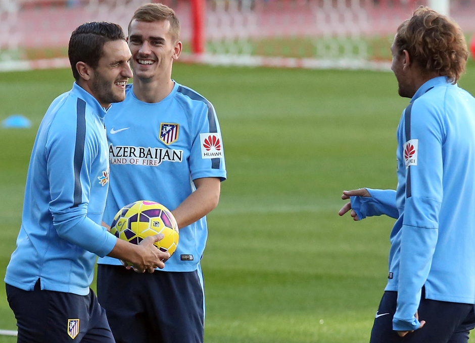temporada 14/15. Entrenamiento en el estadio Vicente Calderón. Koke bromeando con Cerci durante el entrenamiento